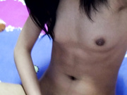 “我漂亮吗你喜欢吗”戴眼镜的妹子家中闺房脱衣自拍 BB咋这么黑还用油笔插洞然后在舔舔