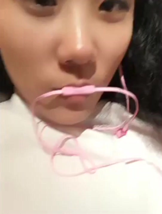 东北妞露脸女主播直播放福利，插3跟手指进逼逼里爽翻了