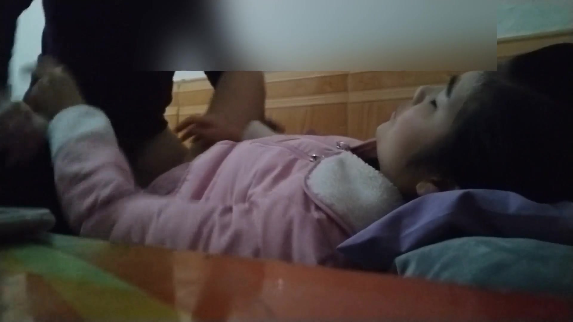 城中村嫖妓系列年还没过完坐在门口等客的大眼妹1080P高清多角度拍摄