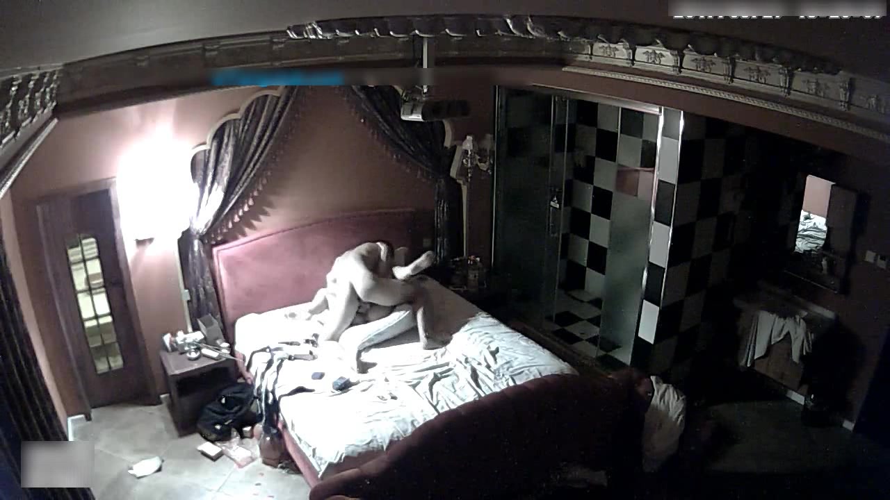 时尚气质的白领美女被同事约到酒店在床上撒上玫瑰花和气球换上情趣服再干,美女受不了跑到床下又被拉回来操!